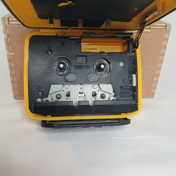 Sony Sports AM/FM Cassette Player Walkman Radio WM-SXF30 READ Tested - Picture 8 of 14